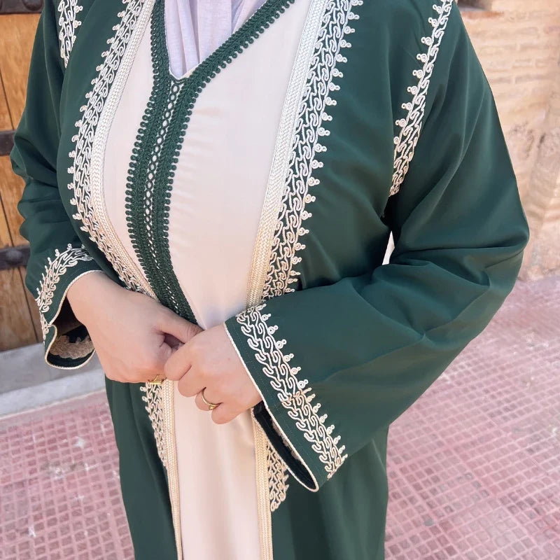طقم تقليدي راقٍ مكوّن من كيمونو وقفطان بلمسة مغربية أصيلة ✨